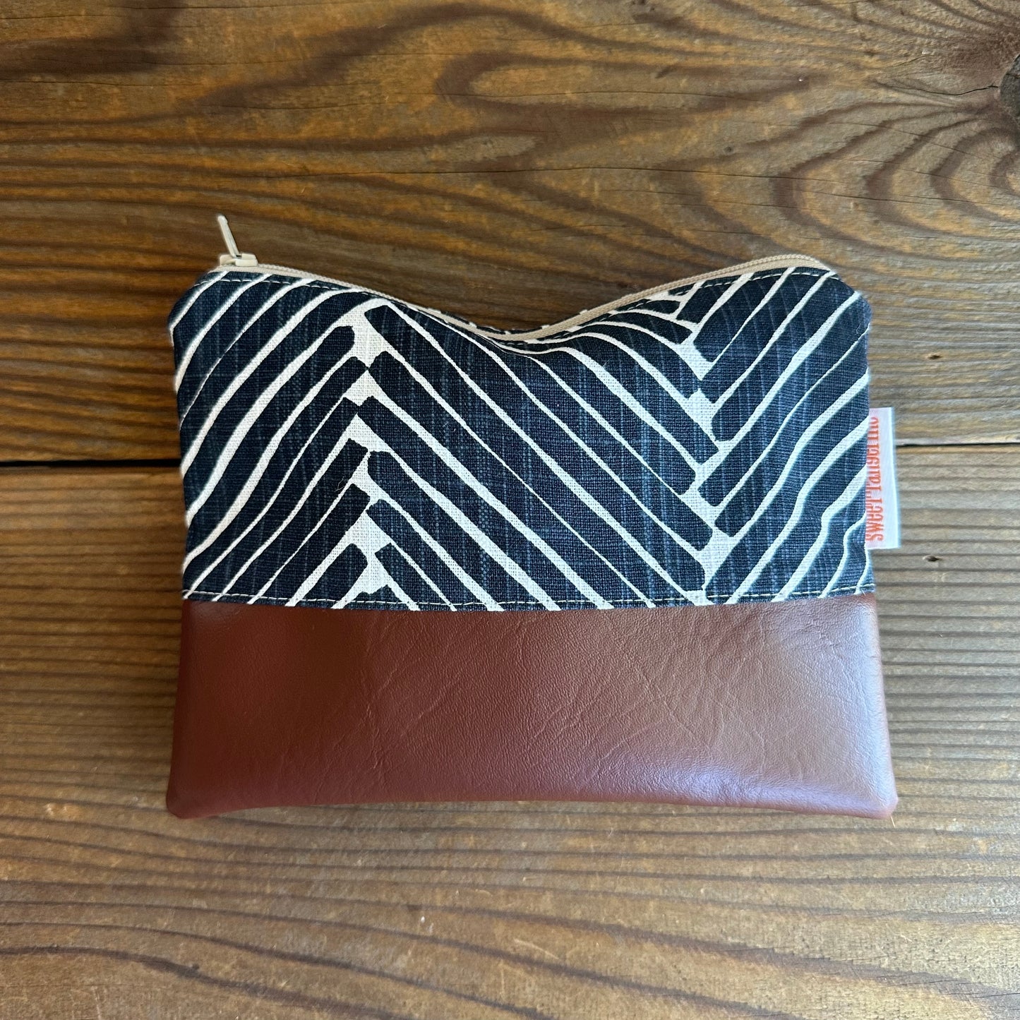 INK ZIGZAG ZIPPER POUCH