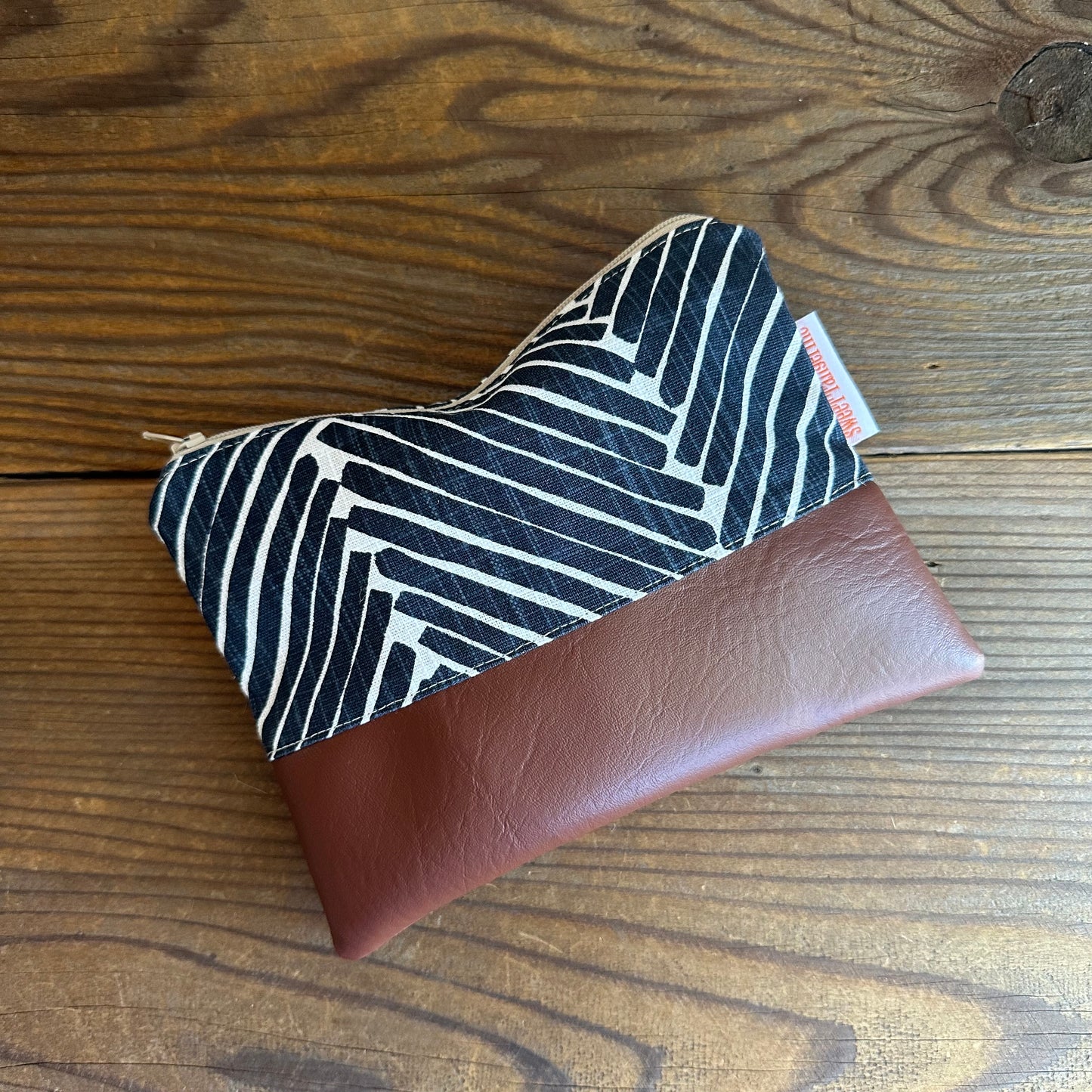 INK ZIGZAG ZIPPER POUCH